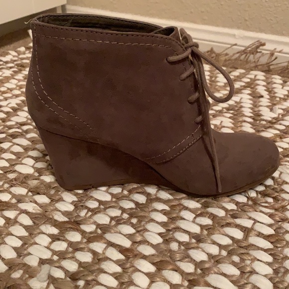 Light gray wedges by Arizona Jean co. - Picture 5 of 6